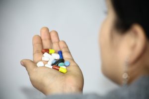 Mujer no tomó medicamentos TAR