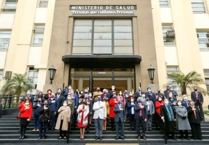 Autoridades del Ministerio de Salud realizan minuto nde silencio por las víctimas del Covid-19