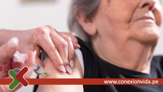 Exigirán tercera dosis a mayores de 50 años en espacios cerrados